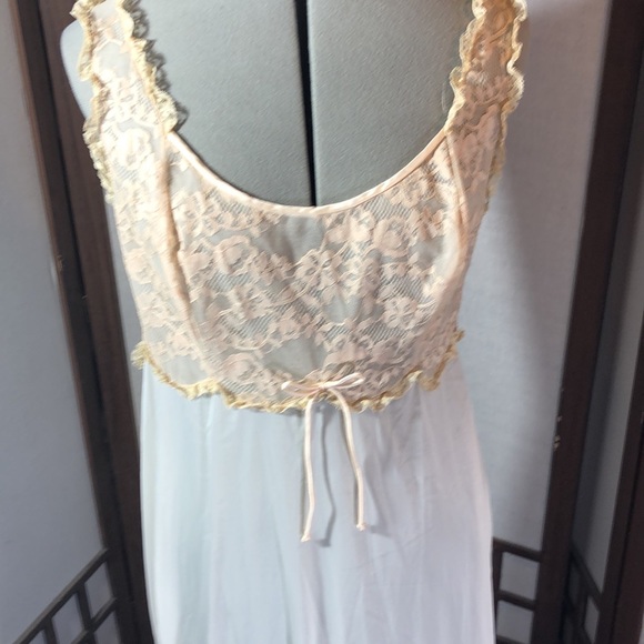 Vintage Vanity Fair nude/ivory maxi night gown/nude lace bodice/full skirt 38 - Picture 3 of 13
